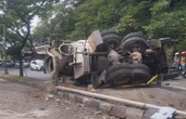 Truk Molen Tak Kuat Menanjak Terguling di Turunan Silayur Semarang