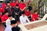 Ziarah Makam Bung Tomo & WR Supratman, Hasto Serukan Dedikasi Hidup untuk Bangsa