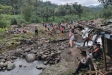 BPBD Purbalingga Terjunkan 300 Personel Tangani Longsor di Desa Panusupan