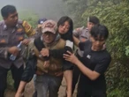 Polisi Evakuasi Wisatawan yang Hipotermia saat Mendaki Sunan Ibu Kawah Putih Ciwidey