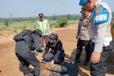 Gegana Polda Jatim Musnahkan Bom Zaman Perang Dunia Temuan Warga di Malang