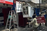 Surabaya Bongkar 155 Reklame Ilegal, dari Jalan Protokol hingga Mal