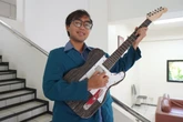 Anti-Mainstream, Mahasiswa Ubaya Ciptakan Gitar Listrik dari Kardus