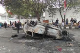 Kerusuhan Demo Pelengseran Bupati Pati: Gas Air Mata, Mobil Terbakar & Kantor Dirusak