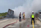 Truk Terbakar di Tol Batang: Ban Pecah, Api Membesar, Muatan Plastik Ludes