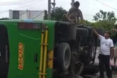 Minibus Terguling Tabrak Tiang PJU di Madiun, Penumpang Lansia Tewas