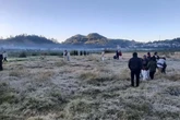 Ketika Candi Arjuna Dieng Diselimuti Embun Beku, Minggu Pagi Capai Minus 1 Derajat