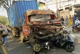 Truk Kontainer Tabrak 5 Pemotor di Pasuruan, 3 Orang Tewas