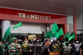 Santri Jember Geruduk Transmart, Tuntut Trans7 Minta Maaf Tujuh Hari Berturut-turut