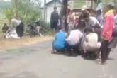 Selendang Nyangkut ke Rantai Motor, Pasutri di Ngawi Tewas Tertabrak Truk