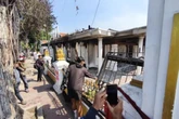 Warga Ramai Dokumentasikan Gedung Grahadi, Ruang Kerja Wagub Jatim Hangus