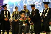 Kisah Haru Mahasiswa Difabel UM Surabaya Lulus Cumlaude Berkat Cinta Sang Ibu