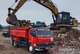 DLH Kabupaten Bekasi Angkut 150 Ton Limbah Bangunan Liar di Sepanjang Kali Cikarang