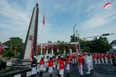 Paskibra SMA Kesatuan Bogor Kibarkan Merah Putih di Tugu Kujang