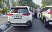 Parkir Sembarangan di Jalan Pahlawan Semarang, Mobil-mobil Ini Digembok