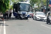 Bus SIM Keliling Adu Banteng dengan Pemotor di Tulungagung