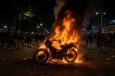 Berawal dari Saling Ejek, Konvoi Motor di Surabaya Rusuh Hingga Bakar Motor Satpam