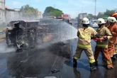 Mobil Boks Terbakar di Tol Dupak, Muatan Frozen & Buah-buahan Hangus