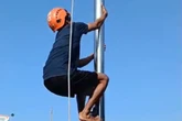 Aksi Heroik Petugas BPBD Lumajang Panjat Tiang Bendera 15 Meter, Lepas Tali Tersangkut