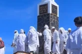 Viral Sekelompok Orang Bergamis Putih Mengelilingi Tugu Puncak Gunung Lawu