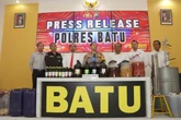 Industri Rumahan Miras Ilegal di Kota Batu Digerebek Polisi, Ratusan Botol Disita