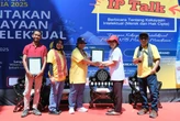 Kakanwil Kemenkum NTB Serahkan 2 Sertifikat Hak Cipta di Lombok Timur