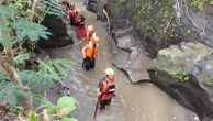 Pemotor Jakarta Jatuh & Hanyut ke Sungai Batu Dendeng Ubud, Terhambat Hujan