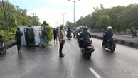 Mobil Laundry Terguling di Jalan Bypass Ngurah Rai Jimbaran, Ini Penyebabnya