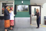 Konjen Australia Jadi Kantor Diplomatik Pertama Pasang Aksara Bali, Koster Happy