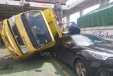 Selat Bali Dihajar Cuaca Buruk, Truk Terguling di KMP Marina, Toyota Yaris Ringsek