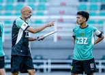 Eduardo Perez Kerja Keras Mencari Cara Bungkam Bali United di Stadion GBT