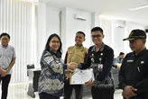Kakanwil Menyerahkan Sertifikat Peacemaker Training ke 4 Kades di Lombok Timur