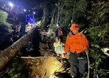 Detik-detik Evakuasi Pasangan Ibu & Anak Pendaki Gunung Batukaru Ditemukan