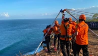 Dua Buruh Proyek Terjebak Air Pasang di Bawah Tebing Uluwatu, Evakuasi Dramatis