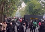 Massa Aksi Bergeser ke DPRD Bali, Memanas, Pendemo Mencoba Bakar Mobil Polisi