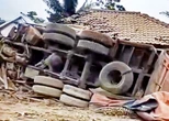 Truk Semen Rem Blong di Bangli, Tabrak Mobil & Rumah Warga, Korban Berjatuhan