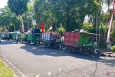 Petugas Kebersihan Protes Koster, Parkir Gerobak Sampah di Kantor Gubernur Bali