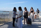 Imigrasi Bali Sapa Turis Asing di Pantai Matahari Terbit, Edukasi Jenis Izin Tinggal