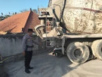 Ngeri, Truk Molen Mundur Seruduk Garasi di Pecatu Bali, 9 Motor Ringsek