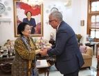 Megawati Terima Bingkai Foto Soekarno dari Dubes Maroko
