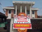 Serukan Pembebasan Sudewo, Warga Pati Kirim Karangan Bunga ke Pengadilan Tipikor