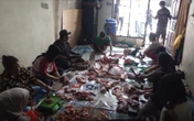 Ustaz Babay Salurkan Daging Kurban Sumbangan dari Gereja Santa Theresia Kepada Warga