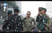 TNI-Polri Bersinergi Pasang Barikade, Wujudkan Pengamanan Aksi Unjuk Rasa yang Aman dan Tertib
