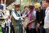 Ingin Putus Konflik Kerimbaan, Menhut Serahkan SK Hutan Adat