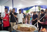 Sandiaga Uno Berbagi 1.000 Rendang di Kampung Cahaya Menteng Atas
