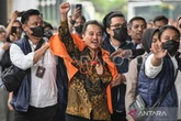 Roy Suryo Mengepalkan Tangan saat Dibawa Polisi ke Kejari Jaksel, Lihat Ekspresinya