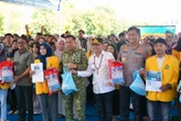 Wujud Kepedulian, Gubernur Agustiar Gratiskan Paket Sembako untuk Mahasiswa Pedalaman