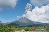 Gunung Lewotobi Laki-Laki Erupsi Lagi, Lontarkan Abu Vulkanik Sampai 800 Meter