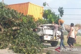 Pohon Tumbang Timpa Truk Kontainer di Karawang, Dua Orang Meninggal Dunia