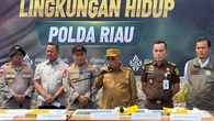 Bupati Rohil Puji Polda Riau yang Menangkap Perusak Hutan Mangrove